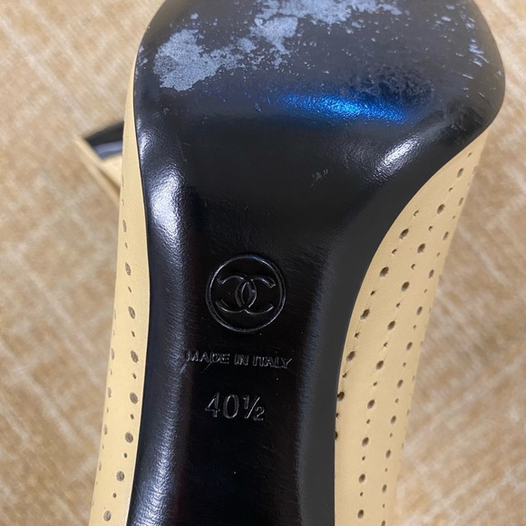 Chanel Tan and Black Leather Close-Toed Heels - Picture 6 of 6